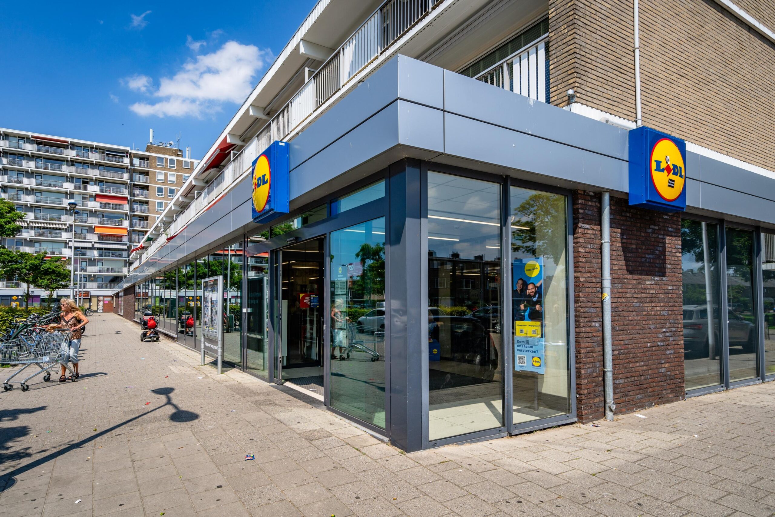 Buitenzicht op een Lidl supermarkt aan de Nicolaas Pieckstraat op een zonnige dag.