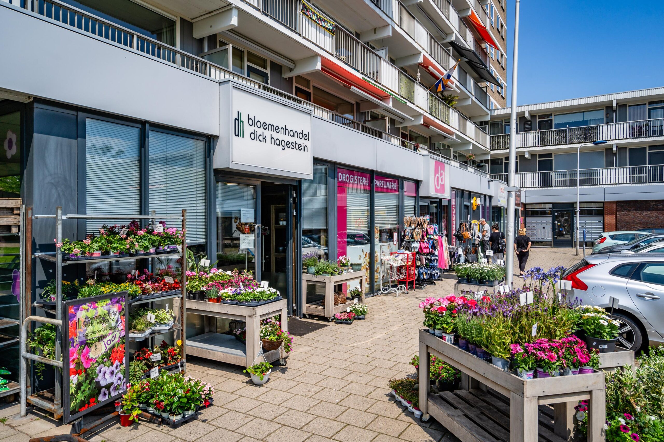 Buitenaanzicht van bloemenhandel Dick Hagestein met uitgestalde planten en kleurrijke bloemen aan de Nicolaas Pieckstraat.