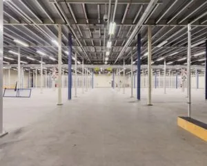 Ruime, lege kantoor- of bedrijfsruimte aan de Albert Einsteinweg 5 in Lelystad met zichtbare plafondconstructie en steunpilaren.