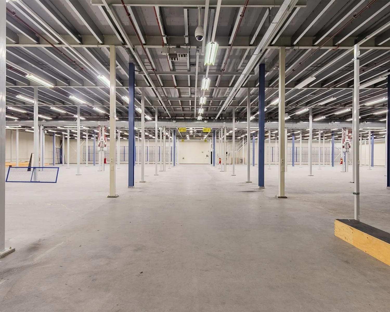 Ruime, lege kantoor- of bedrijfsruimte aan de Albert Einsteinweg 5 in Lelystad met zichtbare plafondconstructie en steunpilaren.