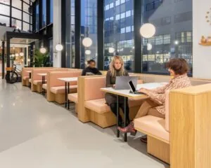 Moderne kantoorruimte met zithoeken en werkende mensen aan de Schimmelt 2-16 in Eindhoven.