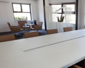 Moderne kantoorruimte met vergadertafel en zithoek aan de Arlandaweg 92 in Amsterdam.