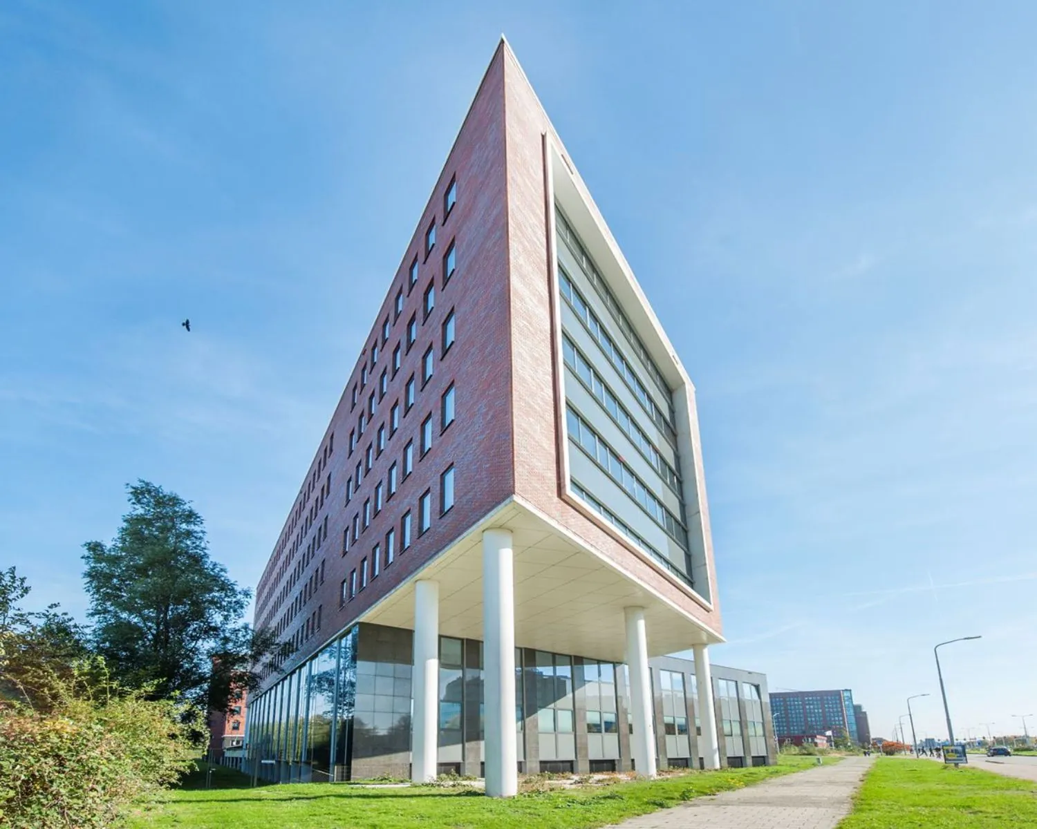Modern kantoorgebouw aan de Bloemlaan 2 in Hoofddorp met opvallende architectuur en grote ramen.