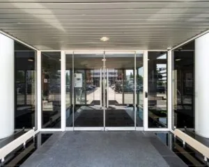 Entree met glazen schuifdeuren van kantoorruimte Entrada 300 in Amsterdam.