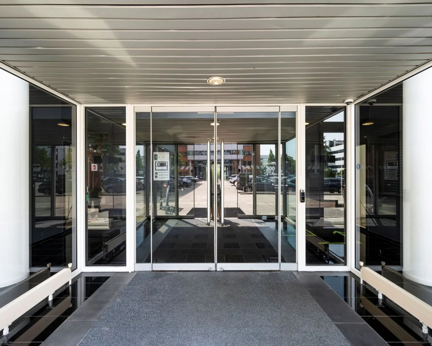 Entree met glazen schuifdeuren van kantoorruimte Entrada 300 in Amsterdam.