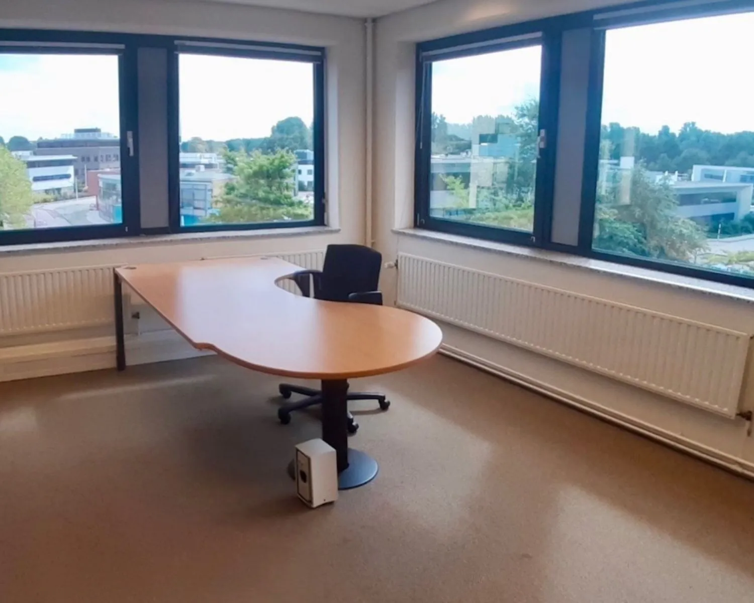 Lichte kantoorruimte met hoekbureau en bureaustoel aan de Hardwareweg in Amersfoort.