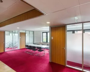 Moderne kantoorruimte met vergadertafel en glazen wanden aan de Kronenburgsingel 525 in Arnhem.