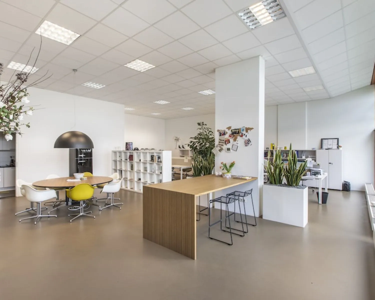 Moderne en lichte kantoorruimte aan de Panamalaan 104 in Amsterdam met flexibele werkplekken, vergadertafel en veel groen.