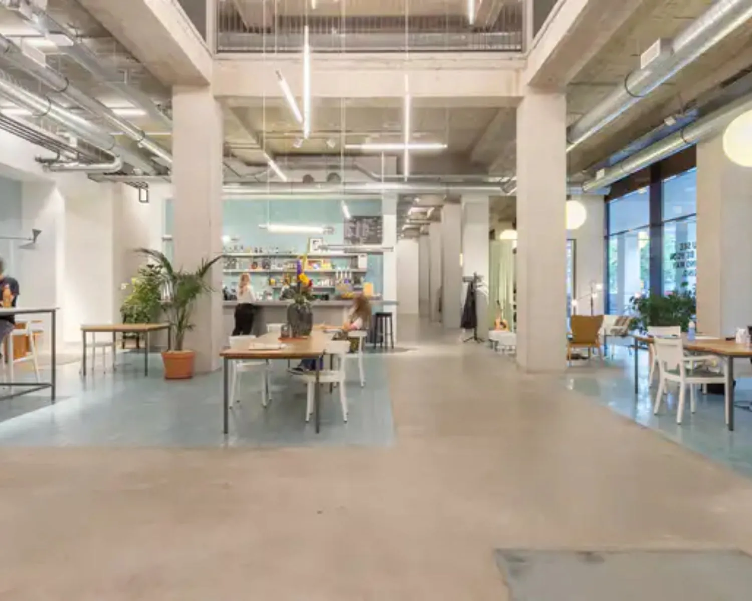 Moderne kantoorruimte met open indeling en gemeenschappelijke werkplekken aan de Vijzelstraat 60 in Amsterdam.