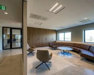 Moderne kantoorruimte aan de Wegalaan 35 in Hoofddorp met zithoek, ronde tafel en grote ramen.