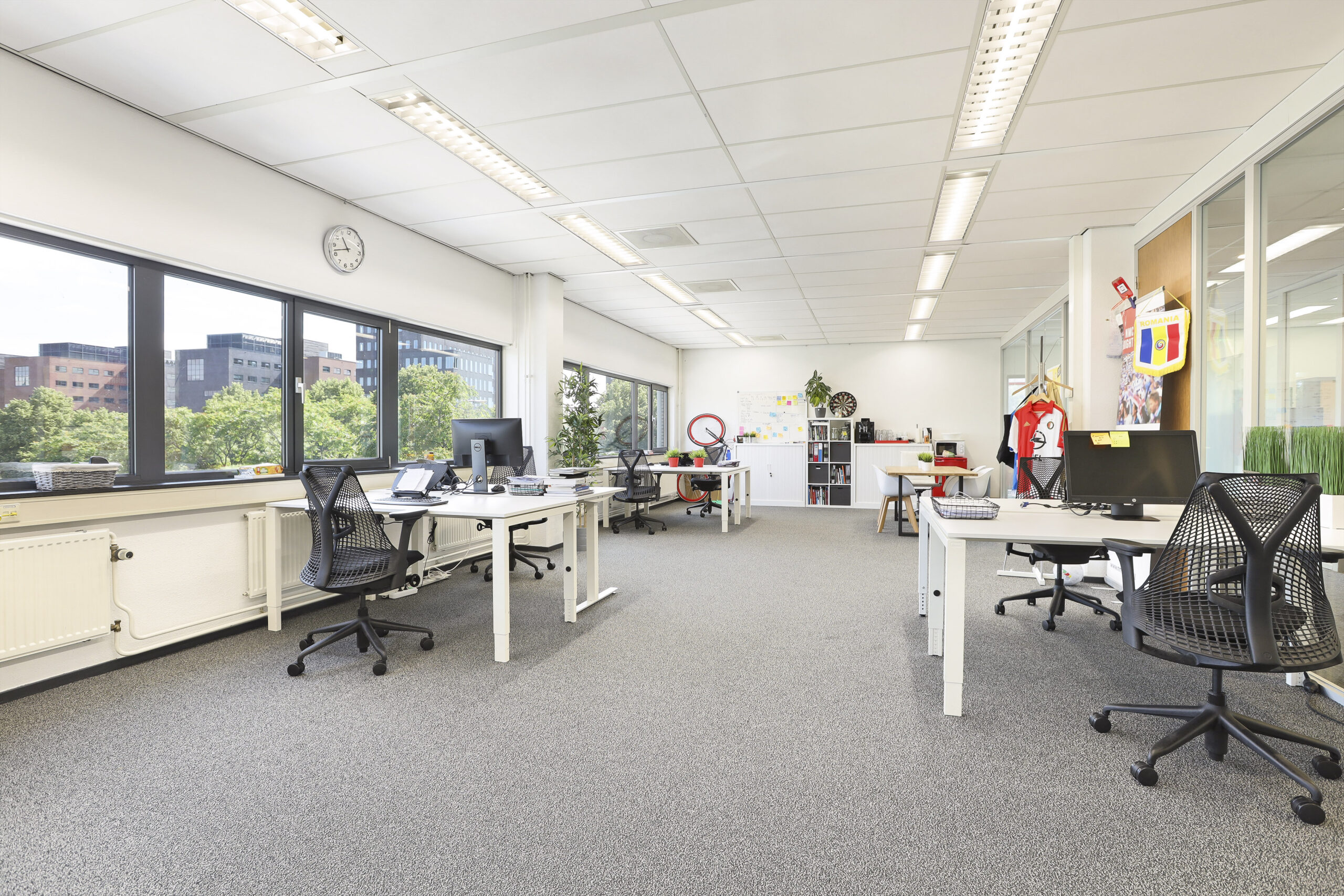 Grote, lichte kantoorruimte in Element Offices Utrecht met bureaus, stoelen en computers.