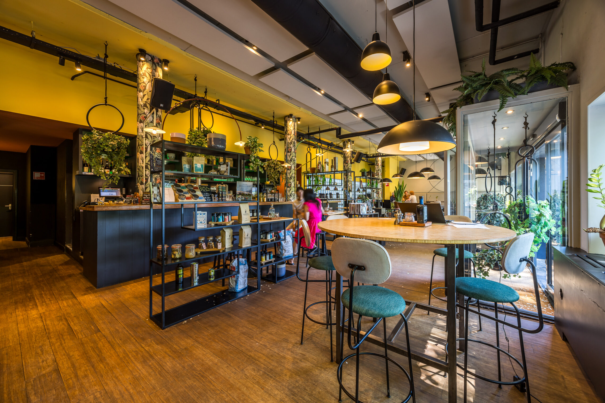 Interieur van Restaurant 15 in de Element Offices aan de Goeman Borgesiuslaan in Utrecht, met moderne meubels en groene accenten.