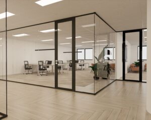 Modern kantoorinterieur met glazen vergaderruimte, bureaus, bureaustoelen en planten.