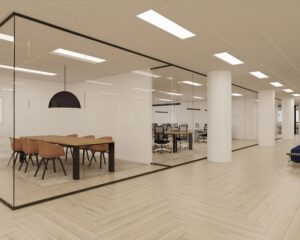 Modern kantoorinterieur met glazen vergaderruimtes, houten vloer en strakke verlichting.