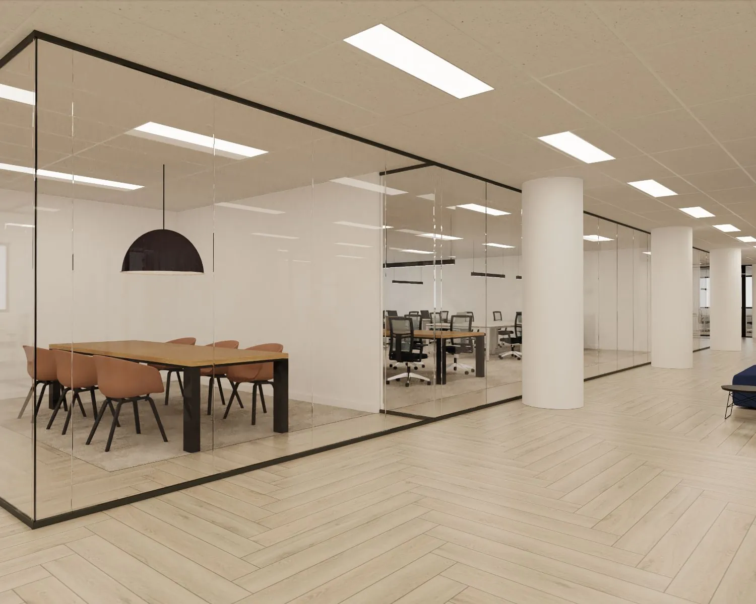 Modern kantoorinterieur met glazen vergaderruimtes, houten vloer en strakke verlichting.