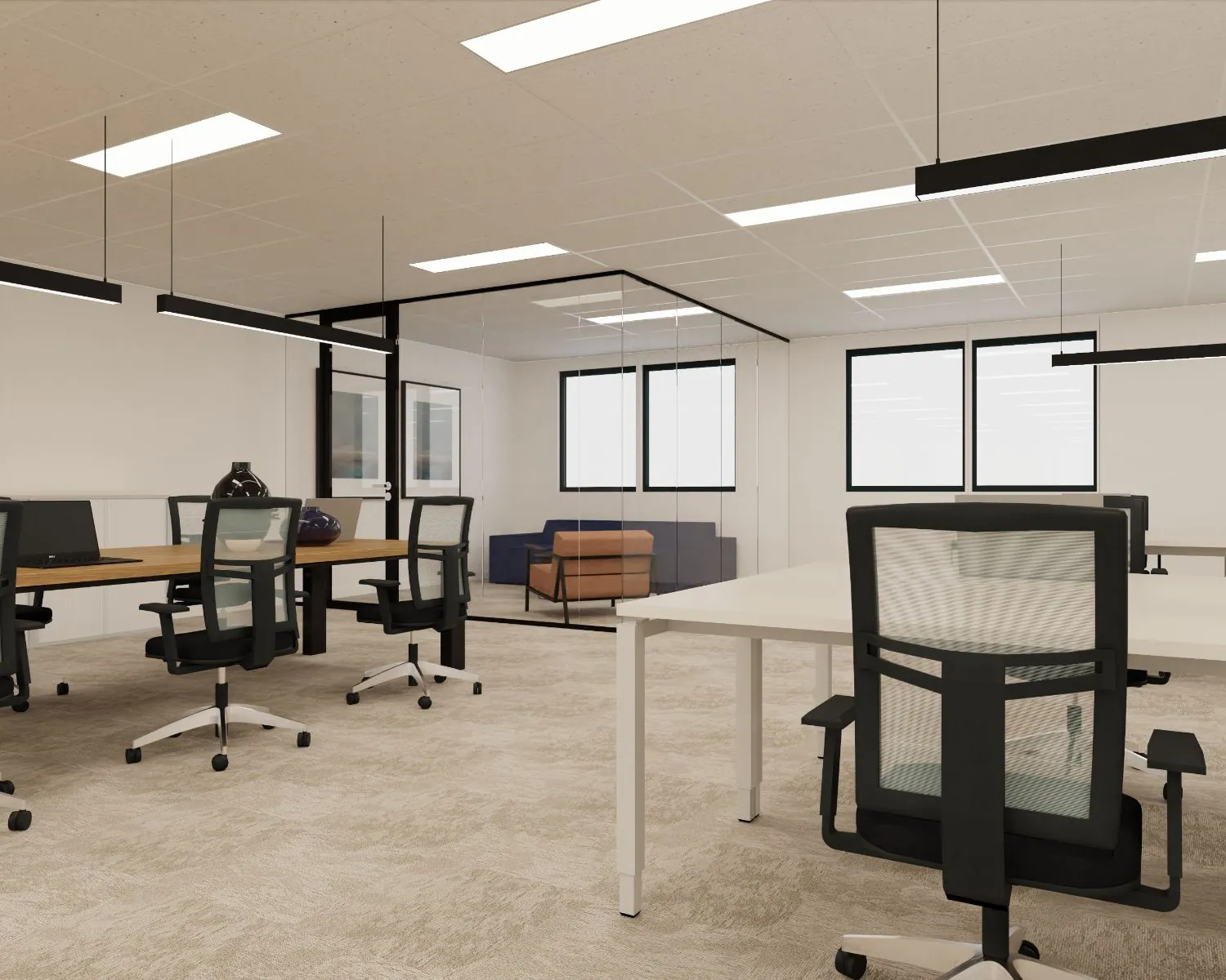 Moderne en lichte kantooruimte met bureaus, ergonomische stoelen en een glazen vergaderruimte met een blauwe en oranje bank.