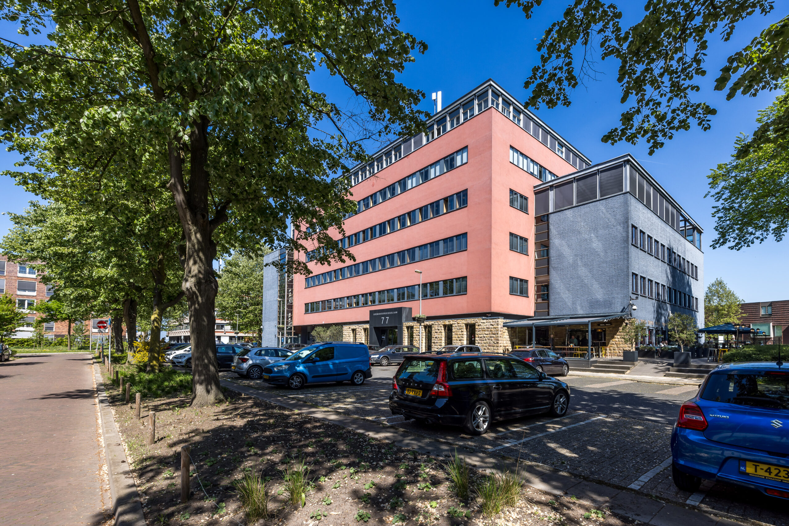 Het kantoorcomplex Element Offices aan de Goeman Borgesiuslaan 77 in Utrecht, omgeven door bomen en geparkeerde auto's.
