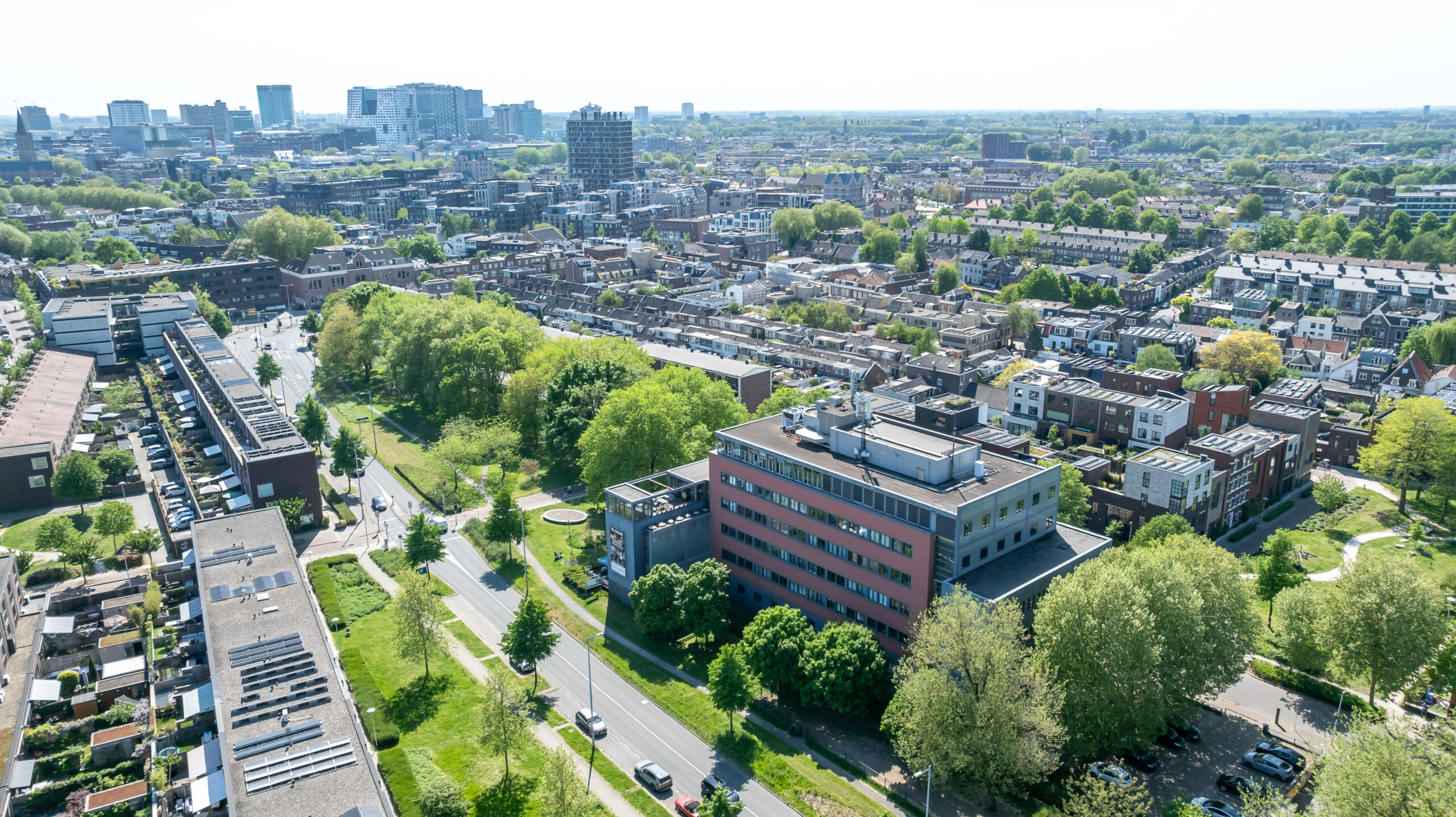 Luchtfoto van gebouw 168, Element Offices aan de Goeman Borgesiuslaan in Utrecht, omringd door groen en stadsuitzicht.