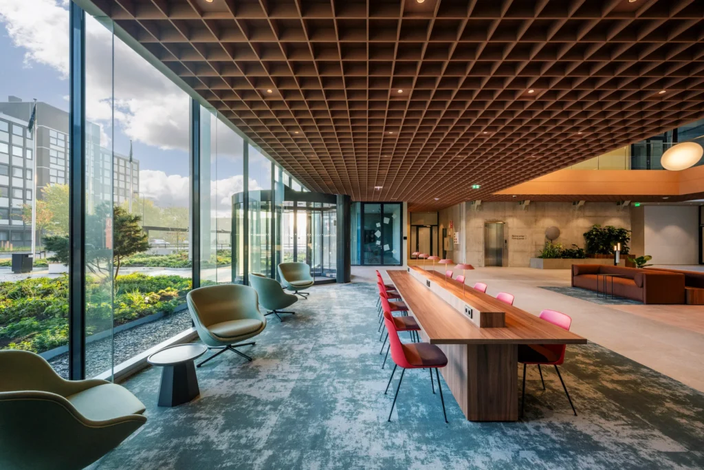 Moderne en open ontvangstruimte met grote ramen, designmeubilair en een lange houten werktafel in gebouw 343_2160.