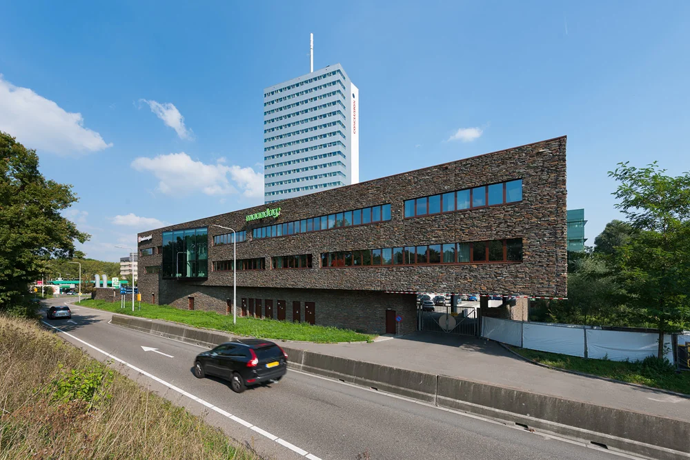 Kantoorgebouw aan het Herculesplein in Utrecht met opvallende gevelbekleding en op de achtergrond de Rabotoren.