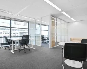 Moderne kantoorruimte met glazen wanden en werkplekken aan de Weena 209 in Rotterdam.