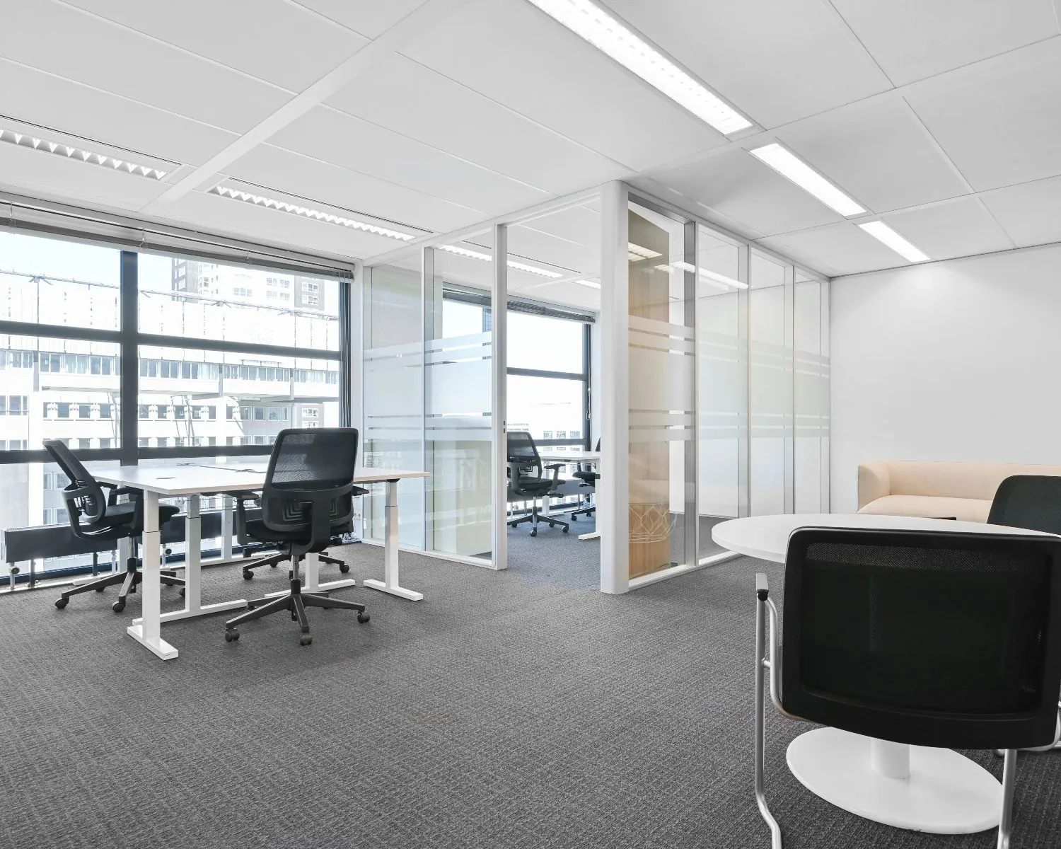 Moderne kantoorruimte met glazen wanden en werkplekken aan de Weena 209 in Rotterdam.
