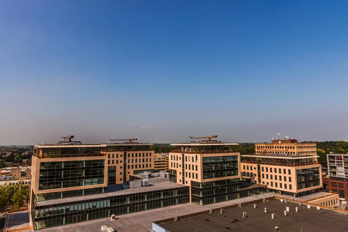Modern kantorencomplex Bisonspoor in Maarssen met meerdere gebouwen en bouwkranen op het dak.