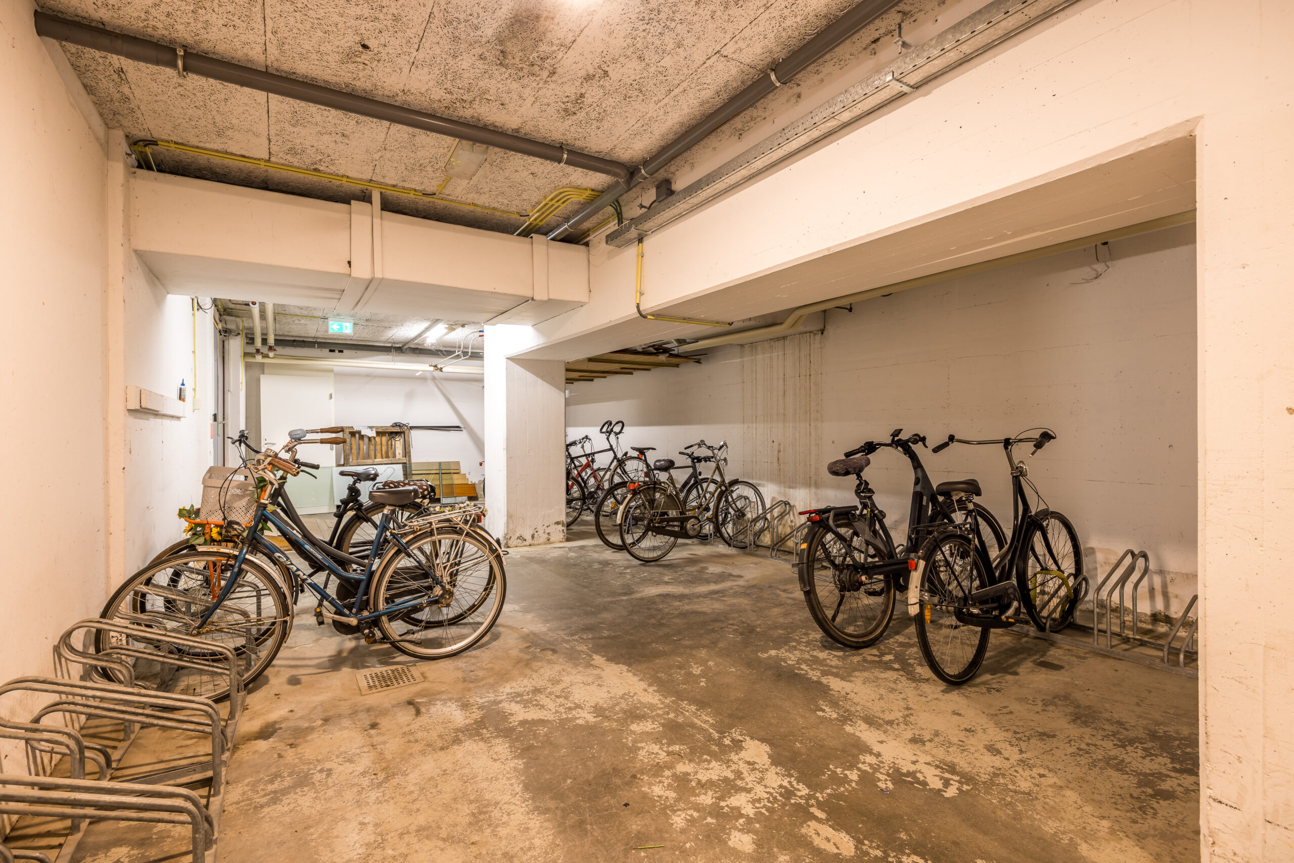 Een fietsenstalling in een parkeergarage met meerdere geparkeerde fietsen bij Element Offices, Goeman Borgesiuslaan 77, Utrecht.