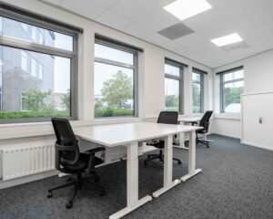 Moderne, lichte kantoorruimte met drie werkplekken aan de Hurksestraat 43 in Eindhoven.