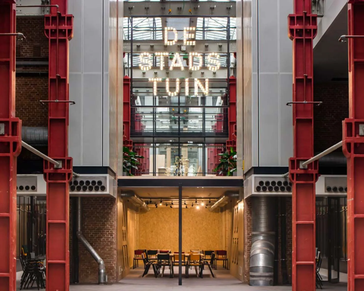 Moderne kantoorruimte bij De Stadstuin in het pand Vijf Werelddelen 69 in Rotterdam met industriële details en open werkplekken.