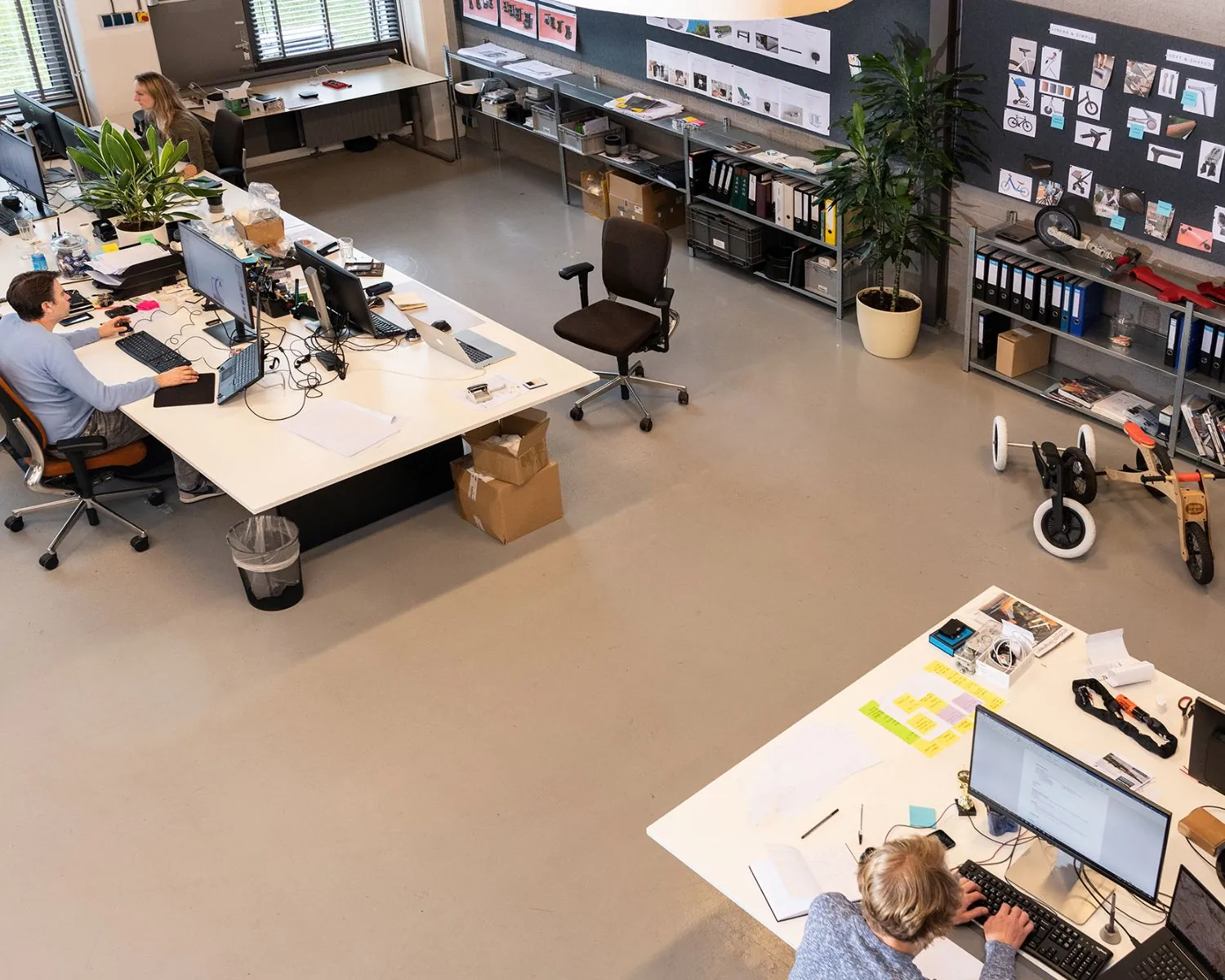 Moderne kantoorruimte aan de Bolderweg 2 in Almere met werkplekken, computers en ontwerptekeningen.