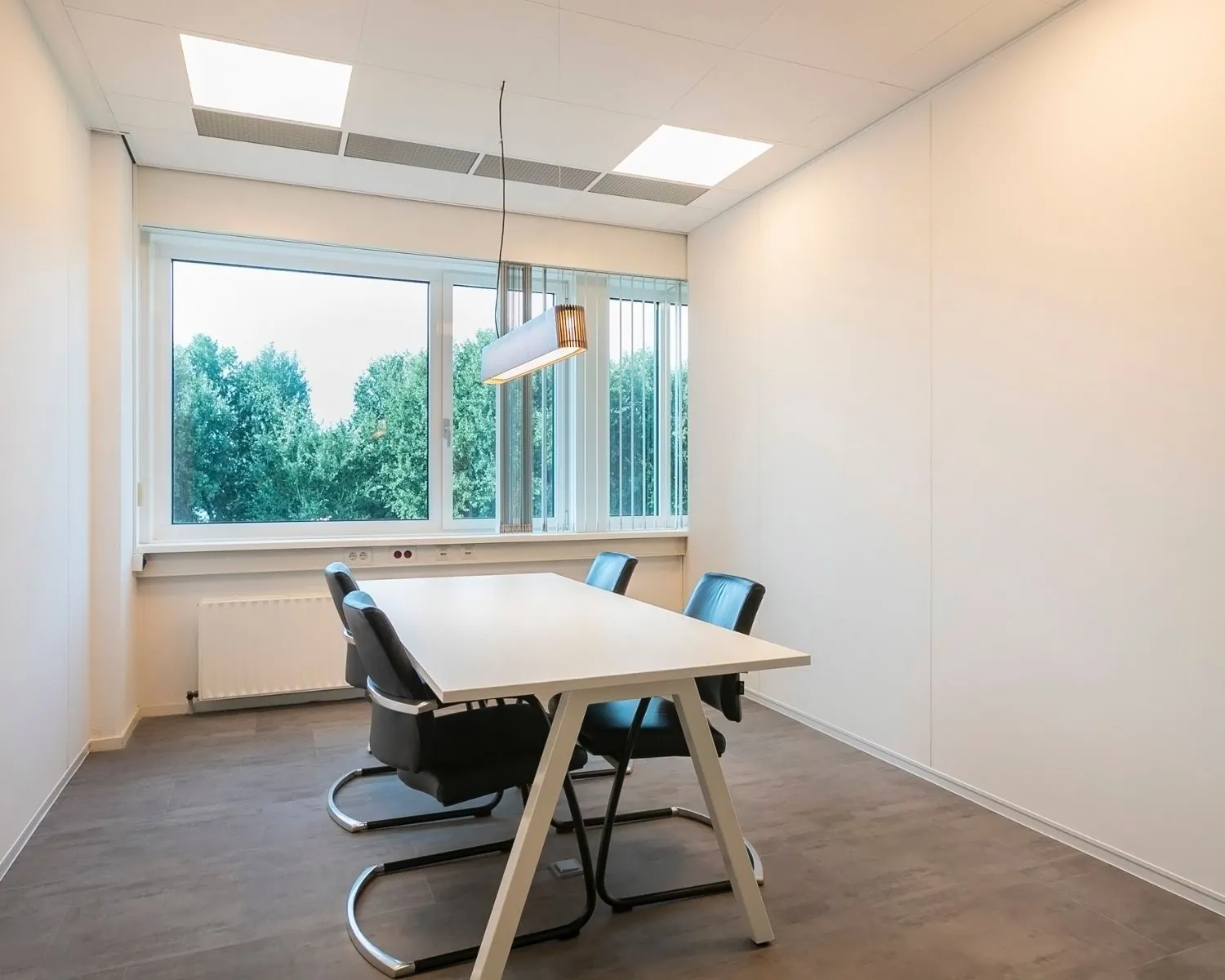 Moderne, lichte kantoorruimte aan de Bolderweg 2a in Almere met strakke inrichting en uitzicht op groen.