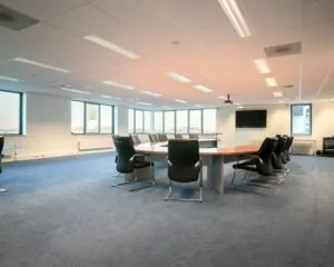 Moderne vergaderruimte met ovale tafel en lederen stoelen in een kantoor aan de Carlsonstraat 13 in Kampen.