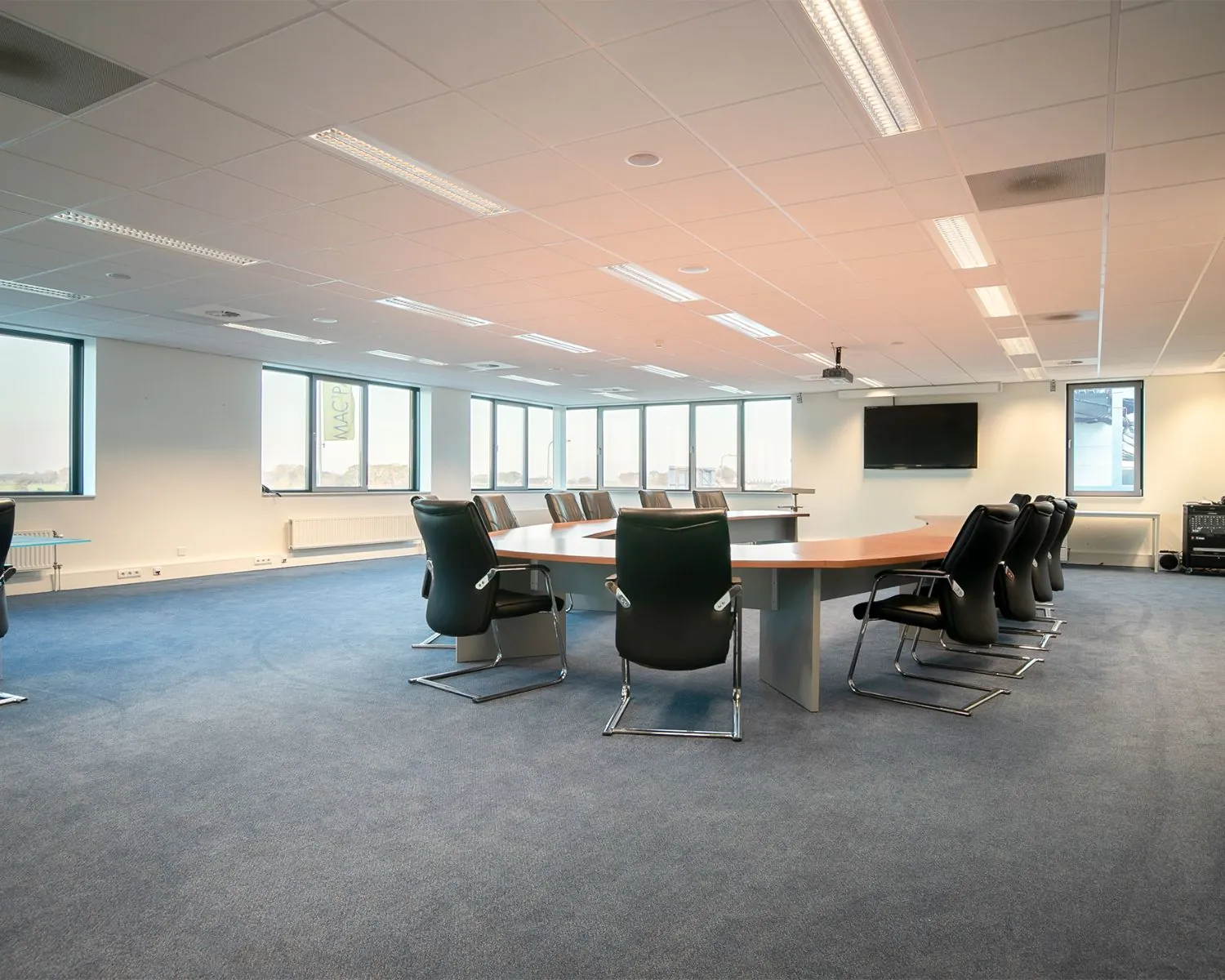 Moderne vergaderruimte met ovale tafel en lederen stoelen in een kantoor aan de Carlsonstraat 13 in Kampen.