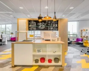 Moderne kantoorruimte met koffiehoek en kleurrijk interieur in Flight Forum 40, Eindhoven.