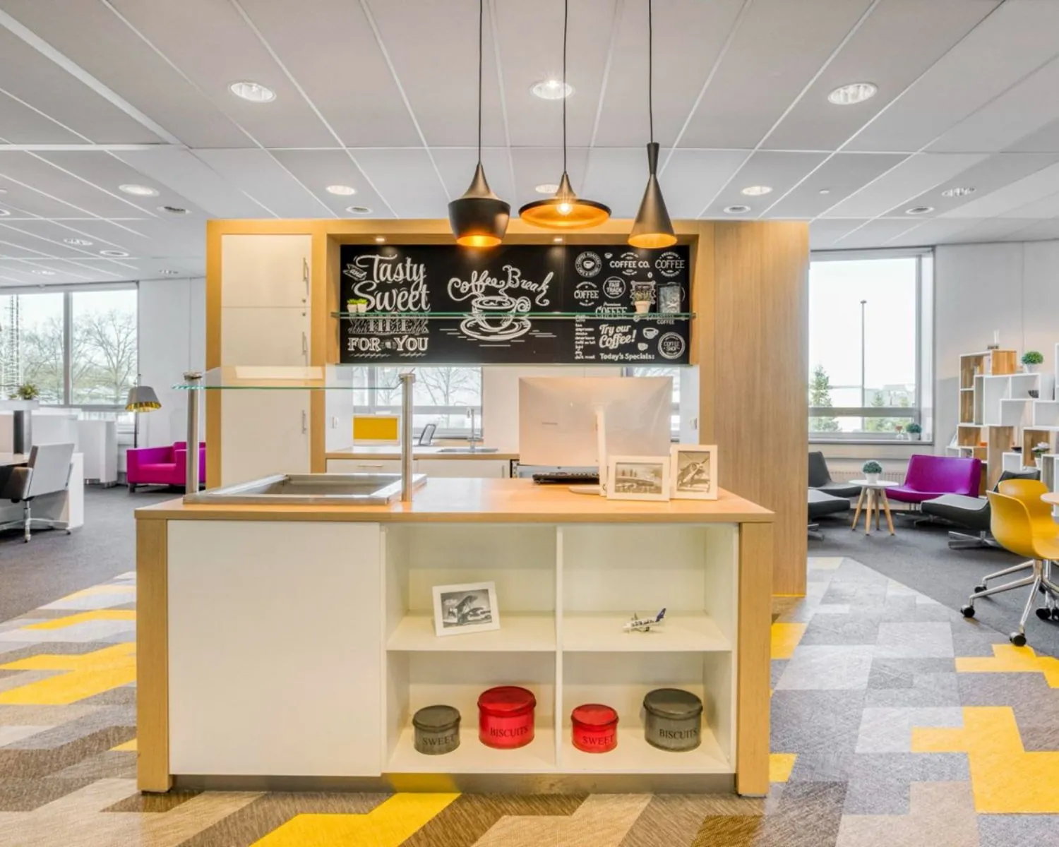 Moderne kantoorruimte met koffiehoek en kleurrijk interieur in Flight Forum 40, Eindhoven.