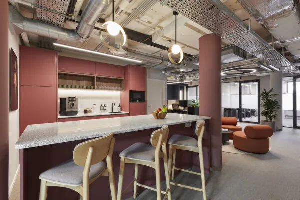 Moderne kantoorruimte aan de Koninginnegracht 10 in Den Haag met een stijlvolle pantry en zitgedeelte.