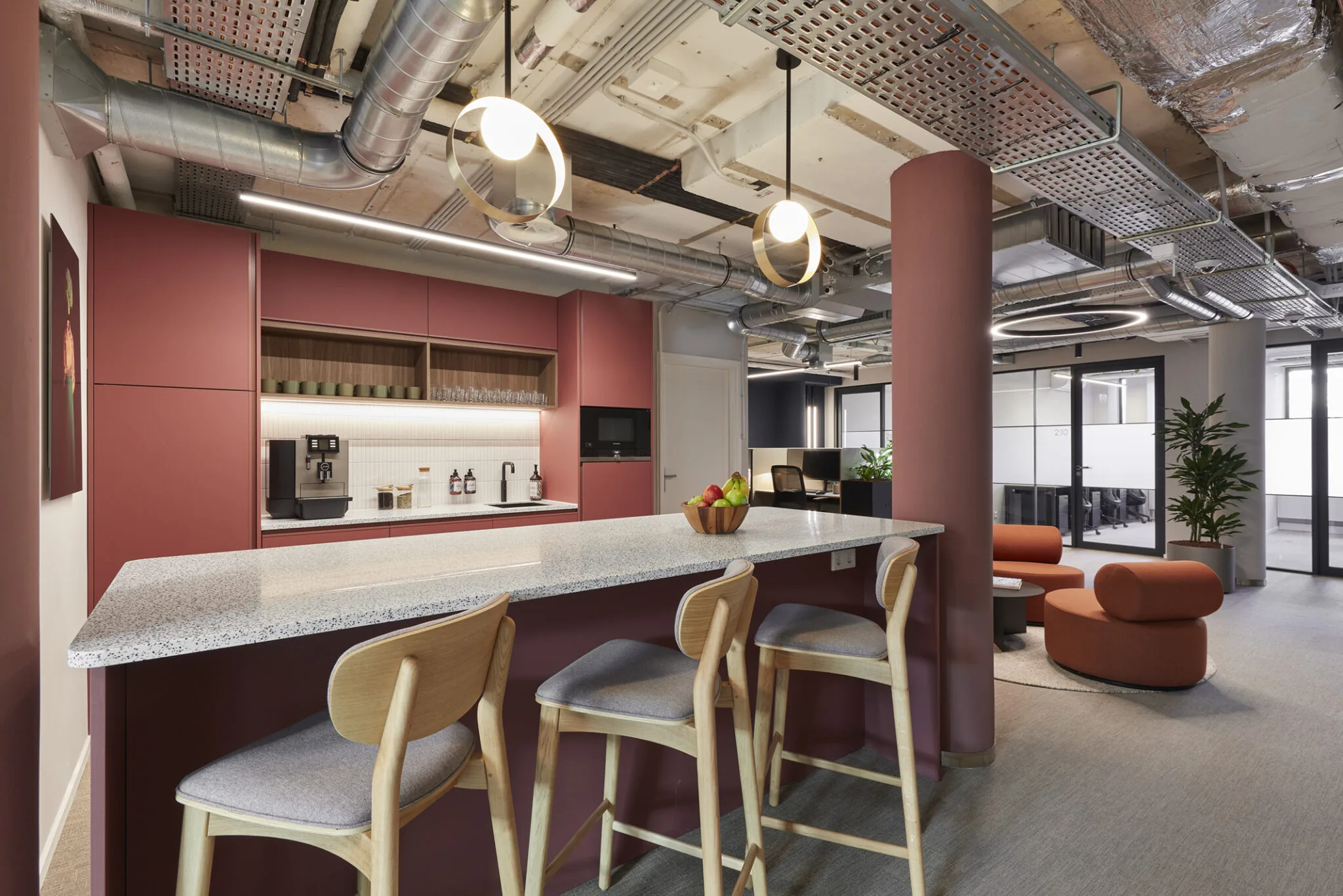 Moderne kantoorruimte aan de Koninginnegracht 10 in Den Haag met een stijlvolle pantry en zitgedeelte.