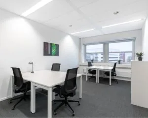 Moderne, lichte kantoorruimte met vier bureaus en ergonomische stoelen in Capitool 10 in Enschede.