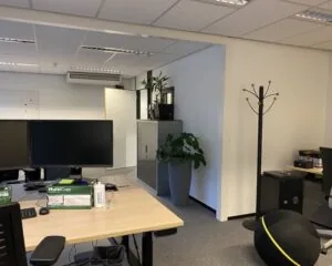 Moderne kantoorruimte met bureaus, computers, kasten en planten in het Elisabethhof in Leiderdorp.