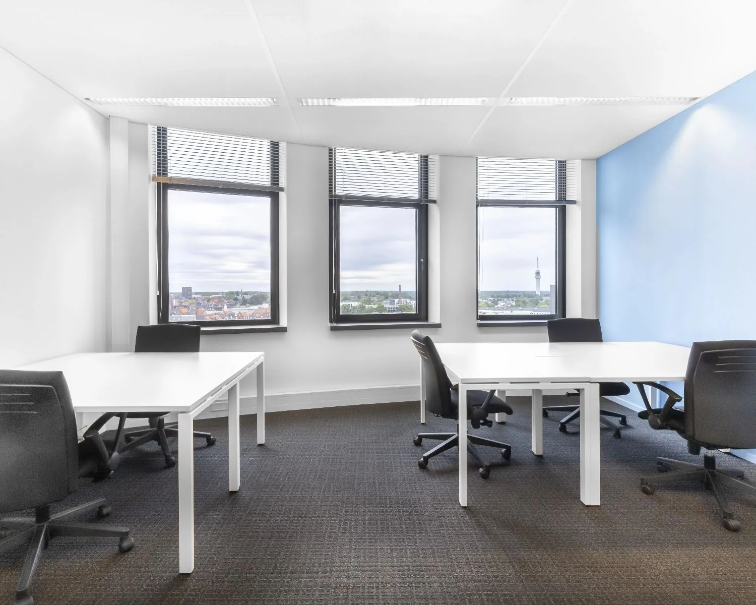 Lichte kantoorruimte met vier bureaus en uitzicht op Roermond, gelegen aan de Looskade 20.