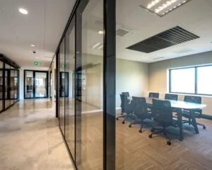 Moderne kantoorruimte met glazen wanden en een vergaderruimte aan de Wegalaan 35 in Hoofddorp.