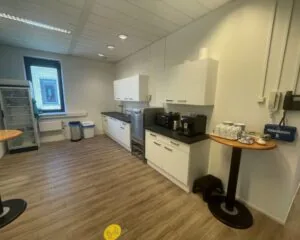 Kantine of pantry in een kantoorruimte aan de Zekeringstraat 17 in Amsterdam met keukenblok, koffieapparaat, koelkast en servies.