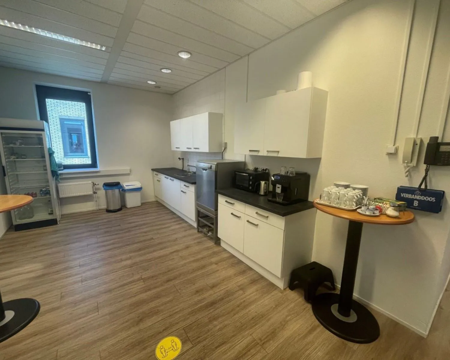 Kantine of pantry in een kantoorruimte aan de Zekeringstraat 17 in Amsterdam met keukenblok, koffieapparaat, koelkast en servies.