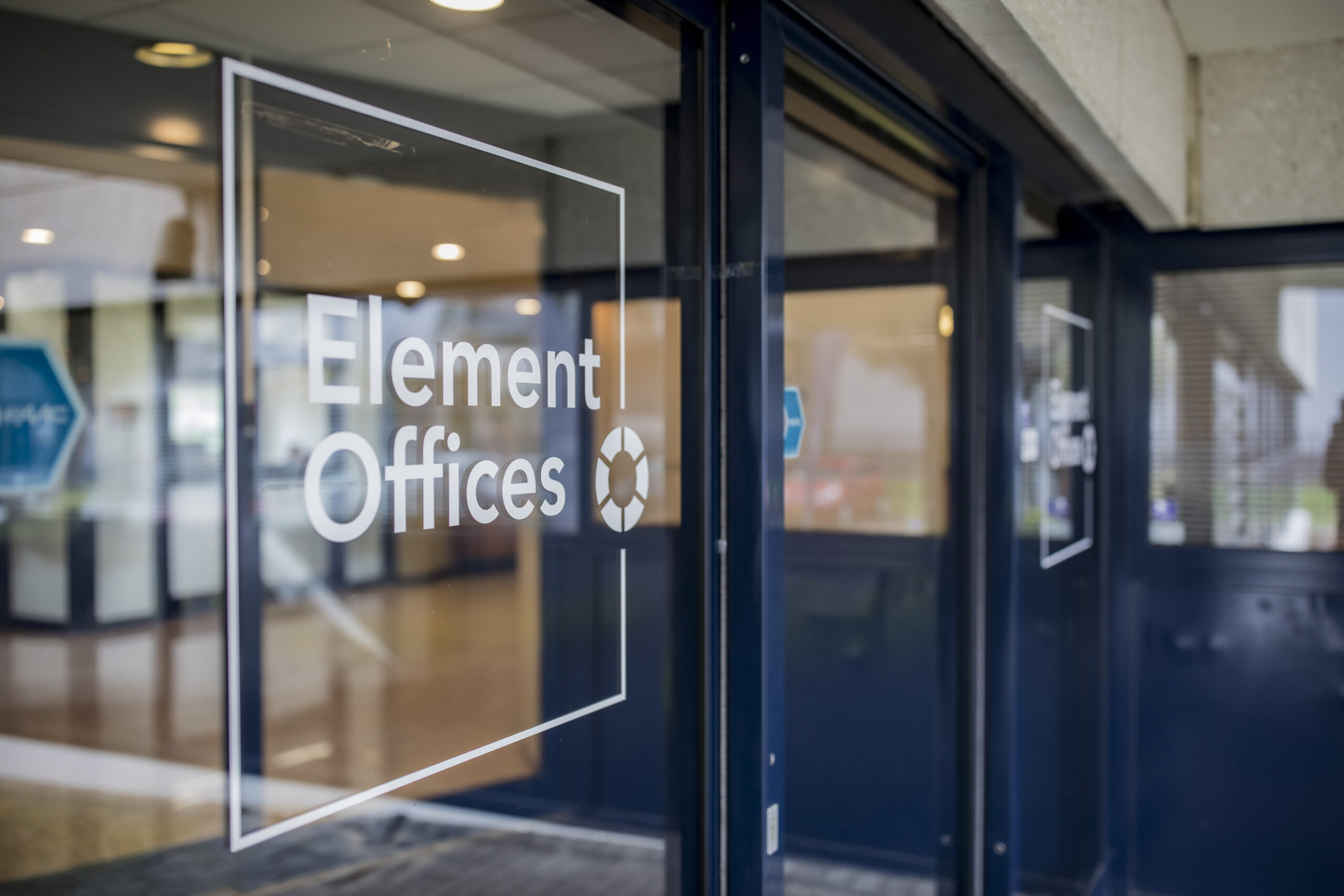 Ingang van Element Offices met glazen deuren en zicht naar binnen.