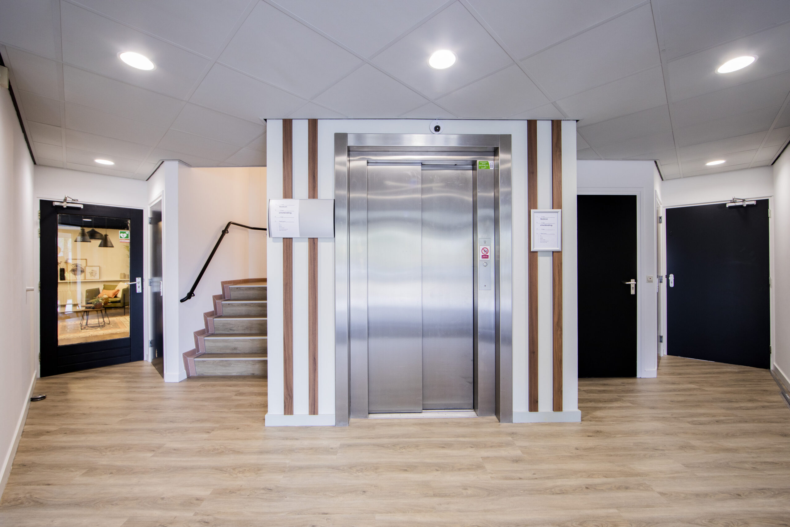 Entree van het ELE Office in Woerden met een lift en trappenhuis.