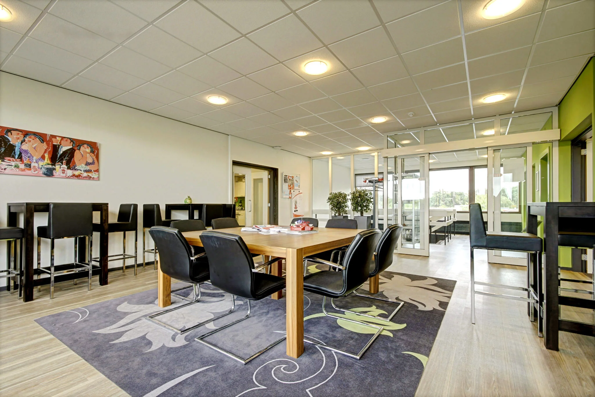 Moderne vergaderruimte aan de Maarssenbroeksedijk met houten tafel, zwarte stoelen en veel natuurlijk licht.