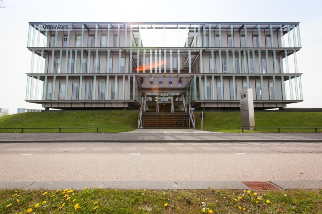Modern kantoorgebouw aan de Orteliuslaan 850 met het logo van VMware op de gevel.