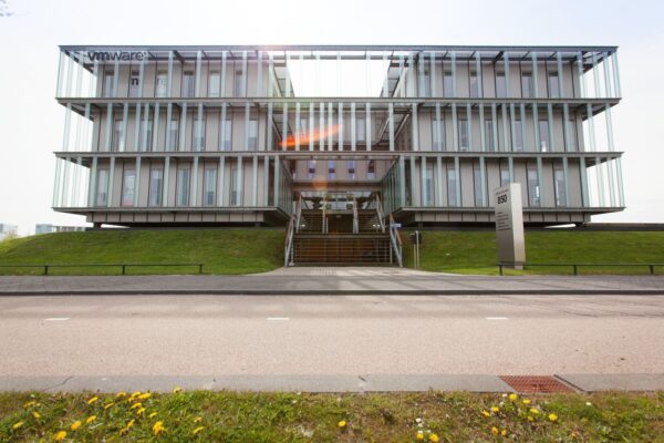 Modern kantoorgebouw aan de Orteliuslaan 850 met het logo van VMware op de gevel.