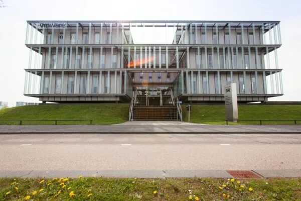 Modern kantoorgebouw aan de Orteliuslaan 850 met het logo van VMware op de gevel.